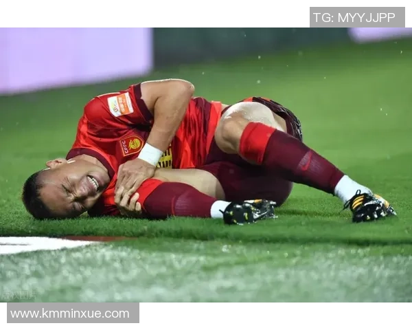 足球明星意外摔倒膝盖受伤照片曝光引发球迷热议与担忧 足球明星意外摔倒膝盖受伤照片曝光引发球迷热议与担忧